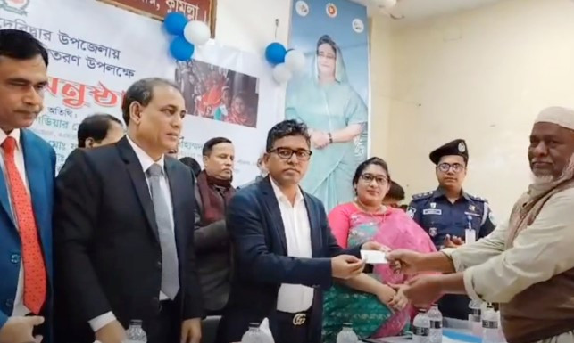 কুমিল্লায় স্মার্ট জাতীয় পরিচয়পত্র বিতরণ